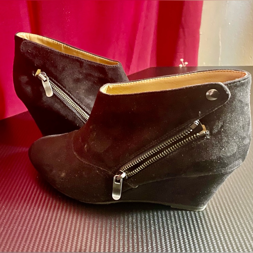 CL by Laundry-Stylish Black Wedge Ankle Boot